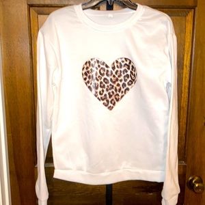 🔥NWOT Cute White Sweatshirt w/ leopard print heart